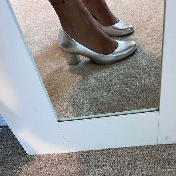 Comfortable silver worth shoes, size 6. - Picture 2 of 7
